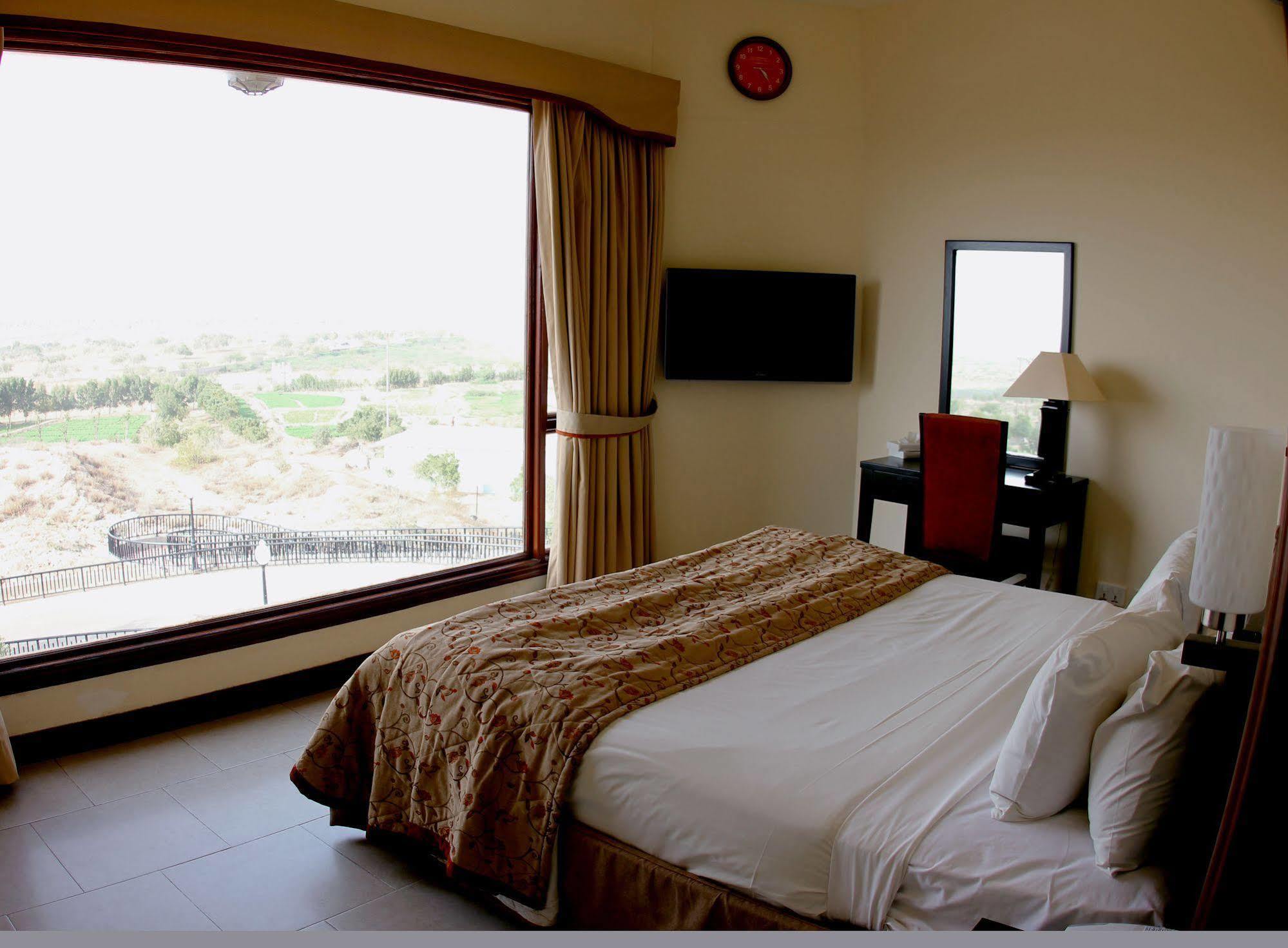 Dreamworld Resort, Hotel & Golf Course Karachi Exterior foto