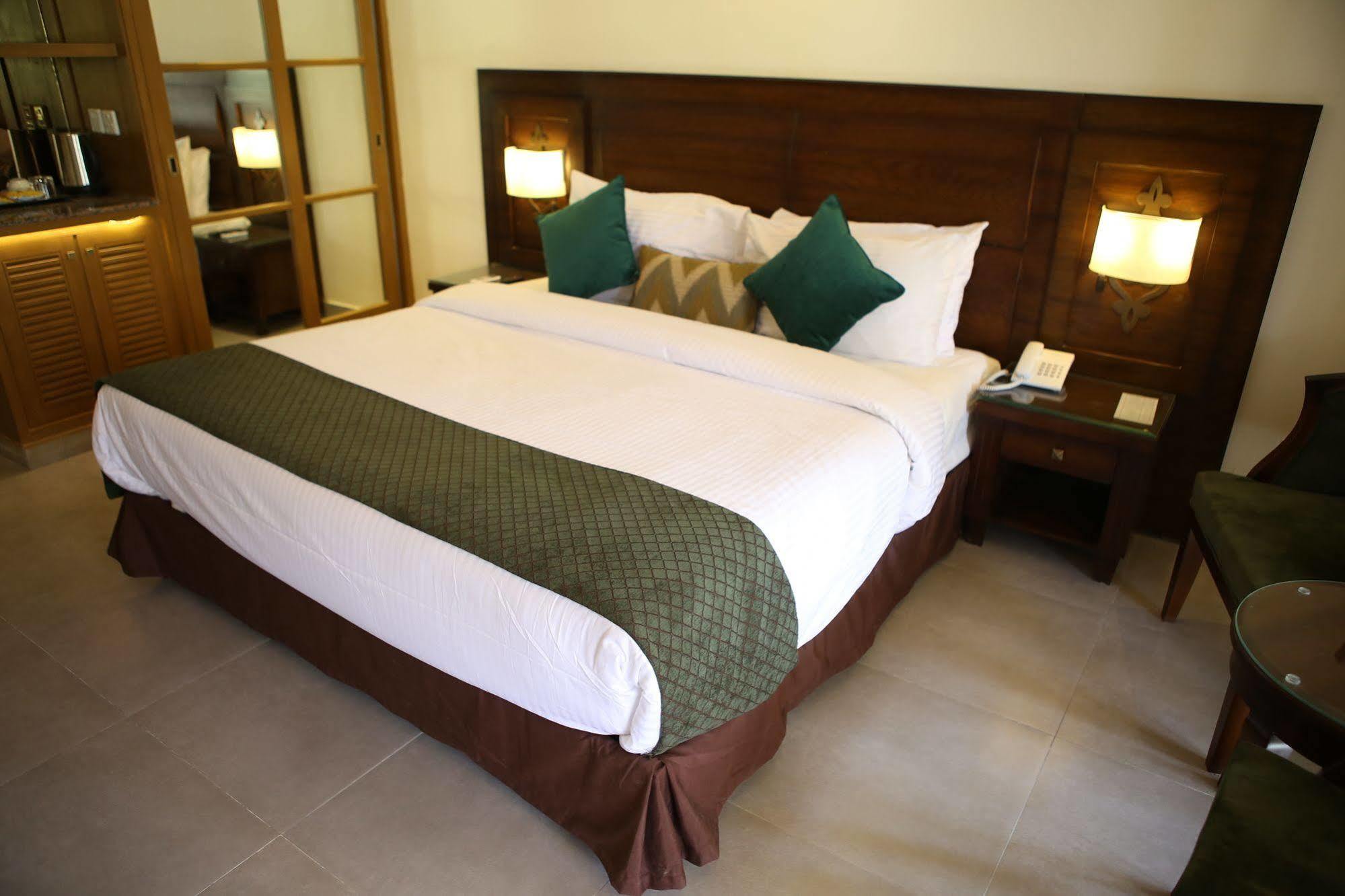 Dreamworld Resort, Hotel & Golf Course Karachi Exterior foto