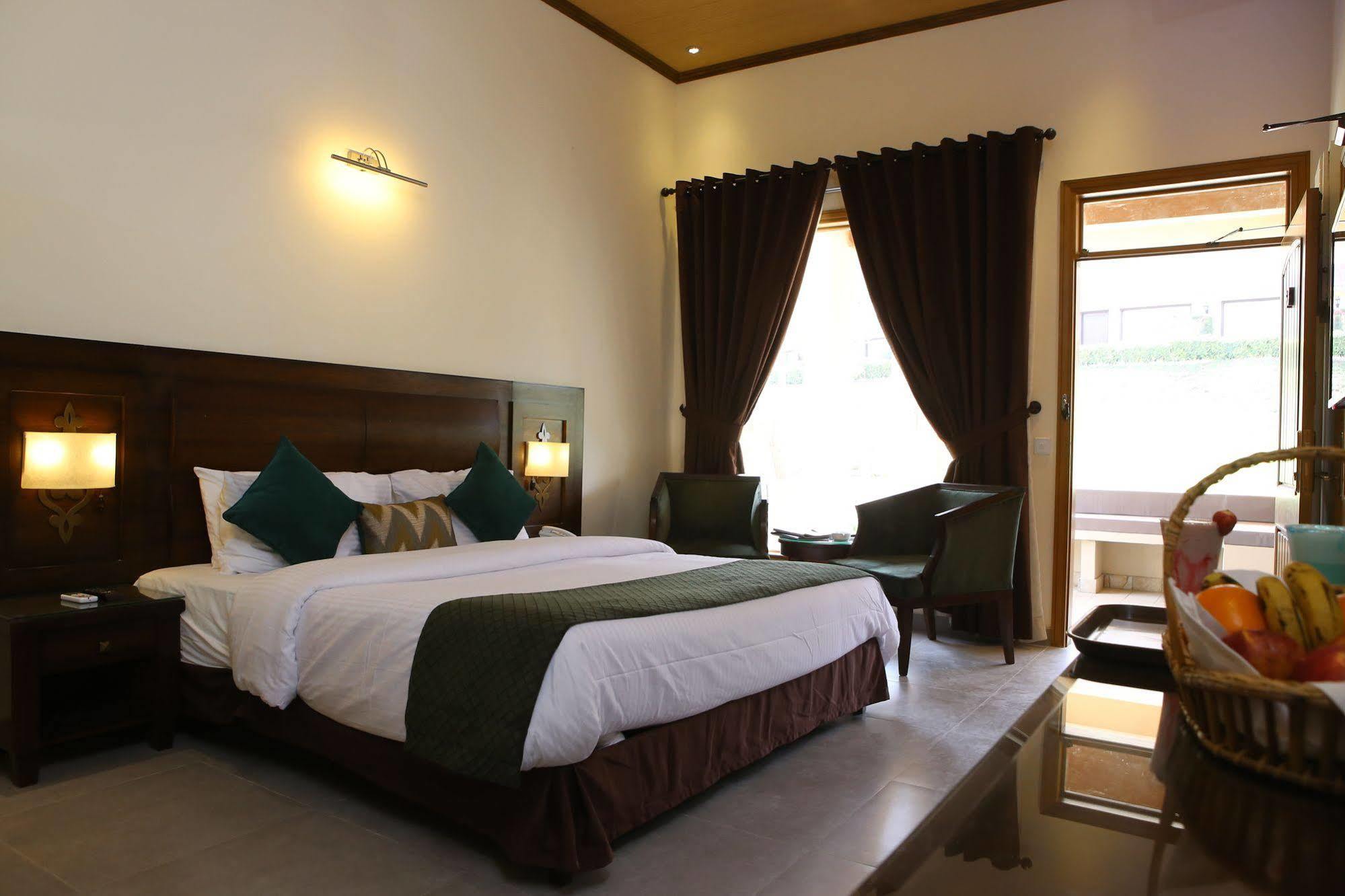 Dreamworld Resort, Hotel & Golf Course Karachi Exterior foto