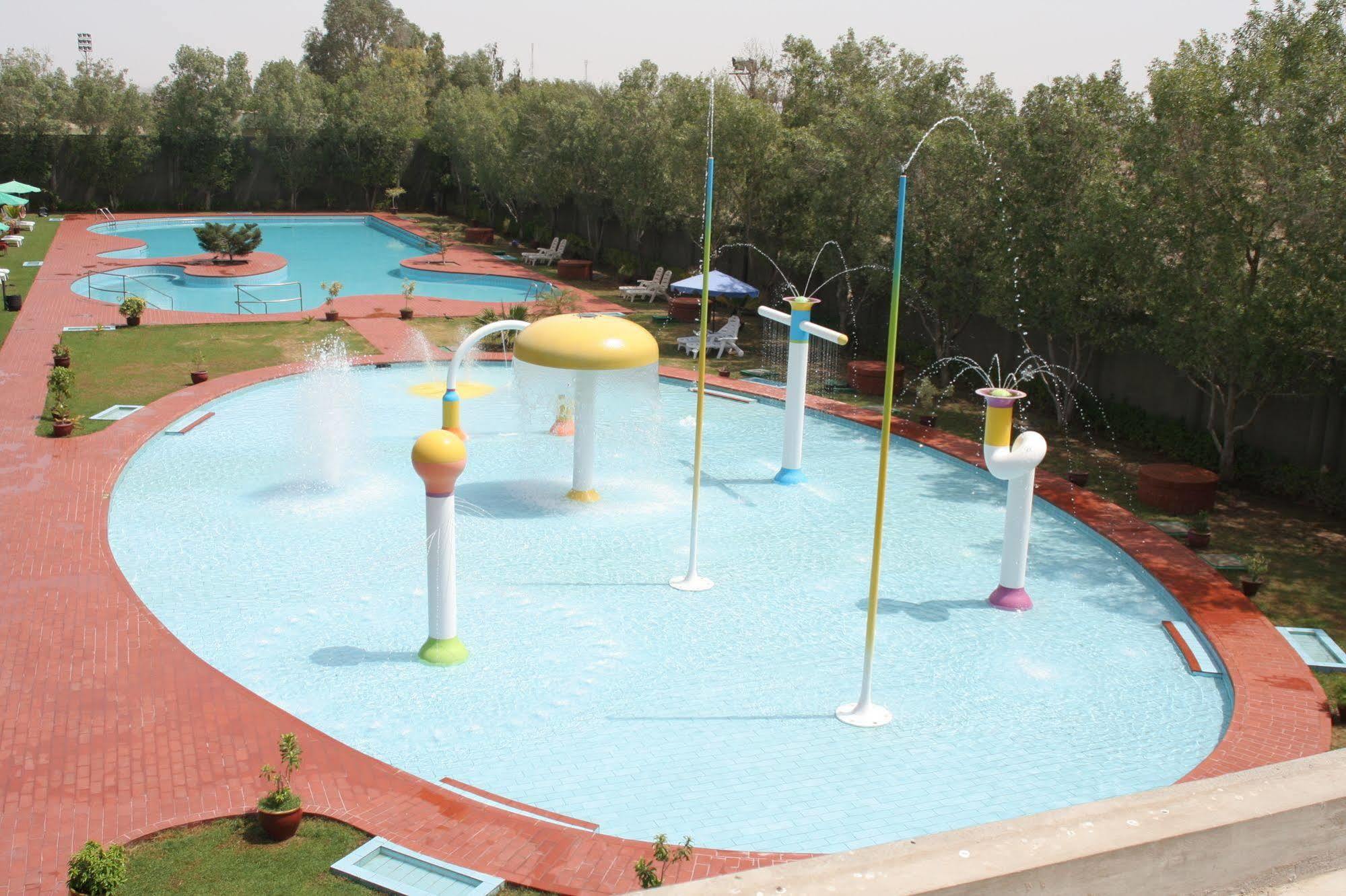 Dreamworld Resort, Hotel & Golf Course Karachi Exterior foto