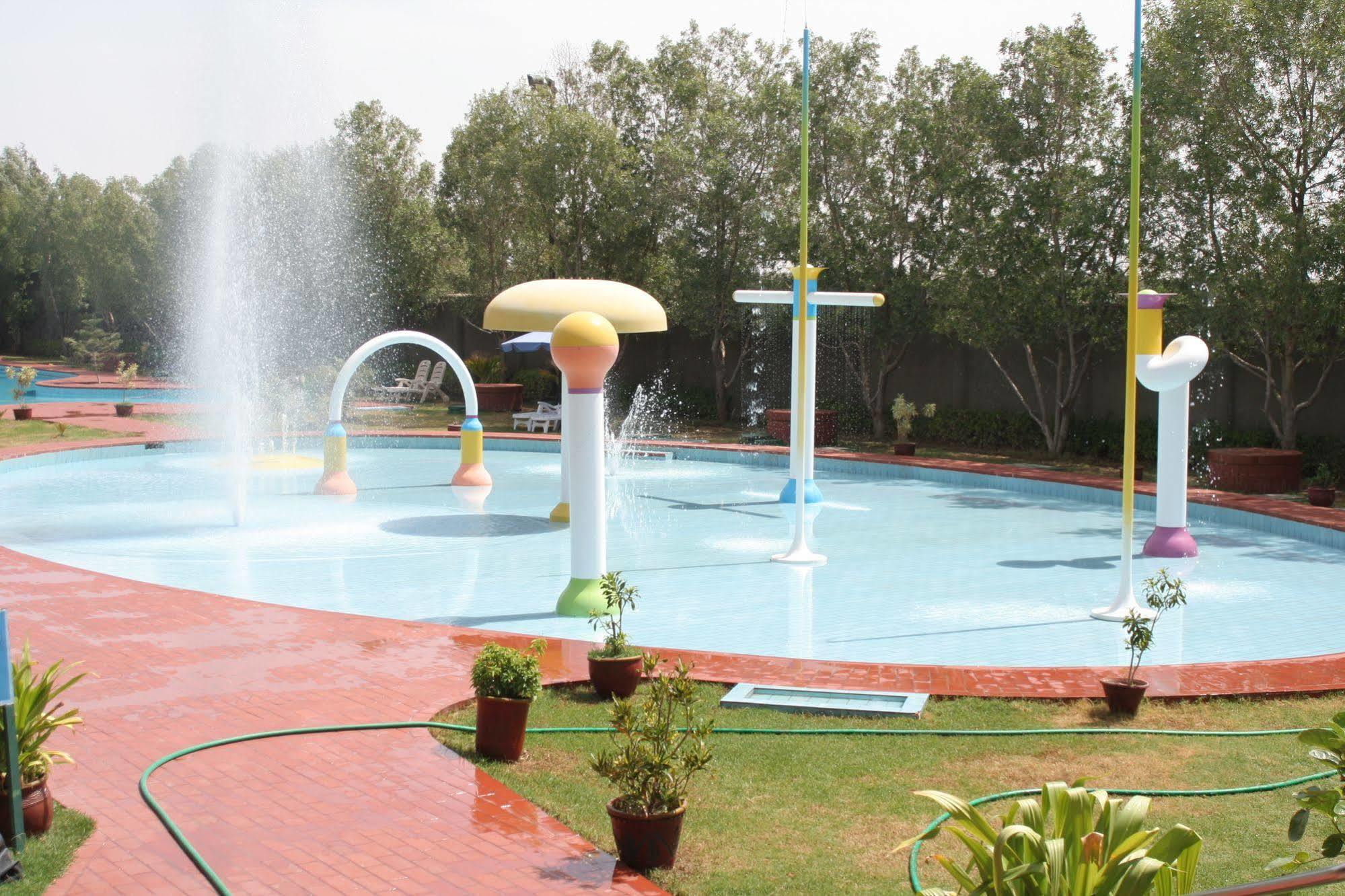Dreamworld Resort, Hotel & Golf Course Karachi Exterior foto